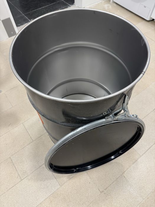 Vendo bidões 100L novos.