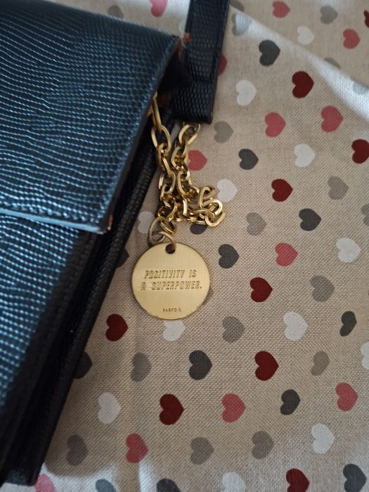 Mala preta Parfois com corrente dourada
