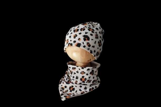 Zestaw czapka podwójna z chustą panterka na beżu 6 lat+