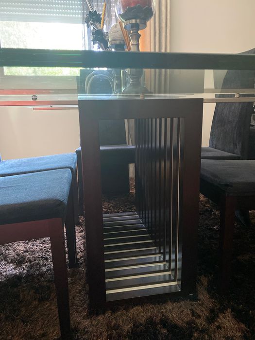 Mesa de jantar com cadeiras como novo
