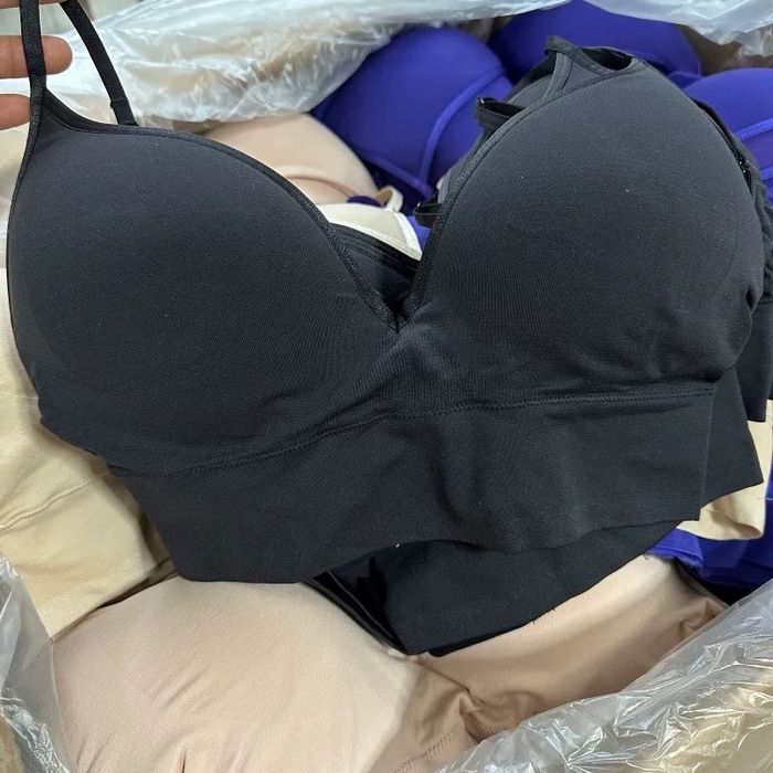 Спортивный лиф бюстгальтер топ черный фитнесс без косточек с чашками