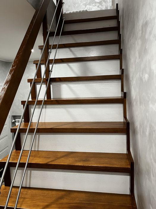 Schody drewniane samonośne i na beton remont balustrada stal