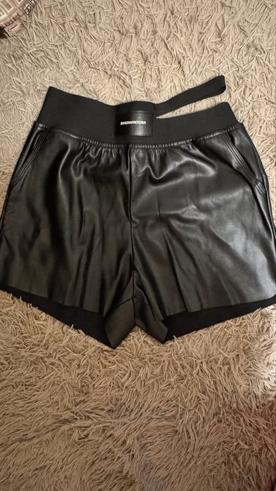 шкіряна спідниця і шкіряні шорти