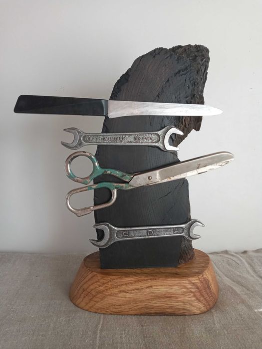 Магнітна підставка для кухонних ножів.