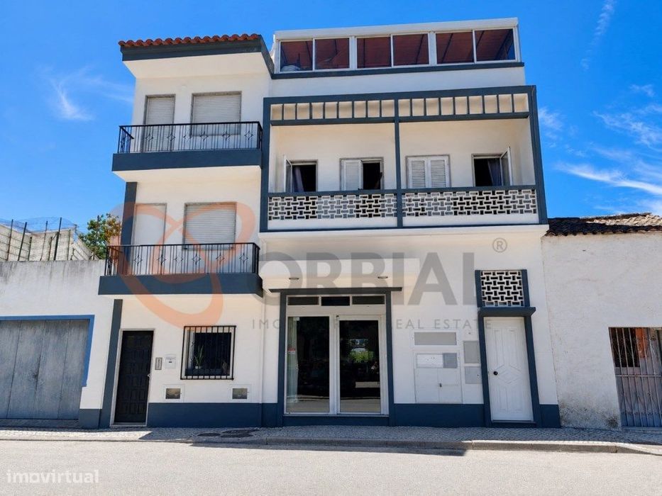 Edifício Comercial, Restaurante e Residencial com Licença de Alojam...