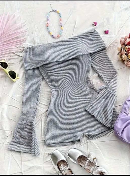 Szary prążkowany kombinezon z długim rękawem