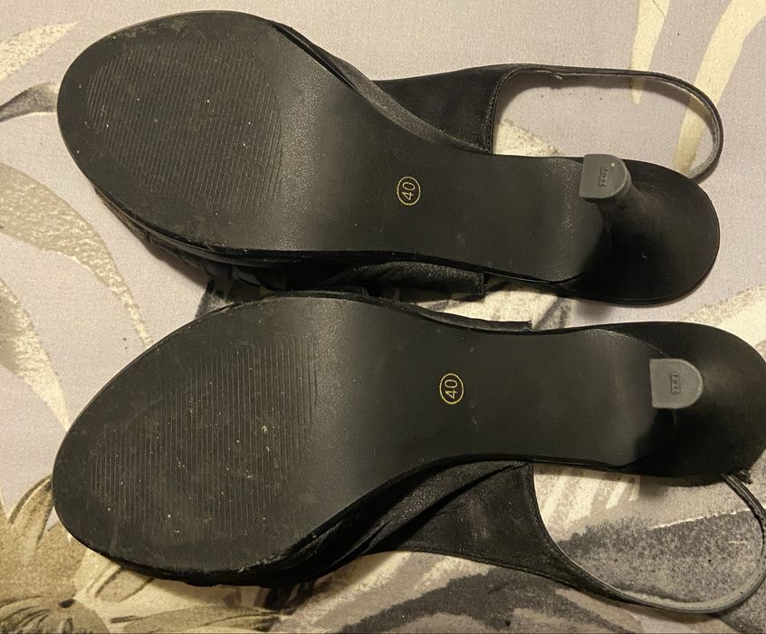 Sandálias de cetim de toilet