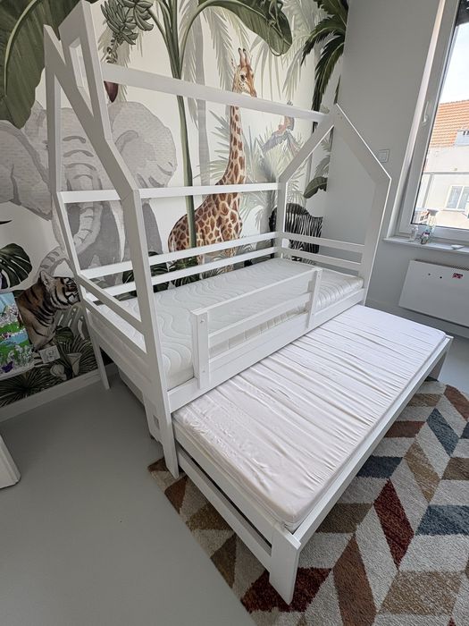 Łóżko dziecięce domek, plus materace i komplet pościeli