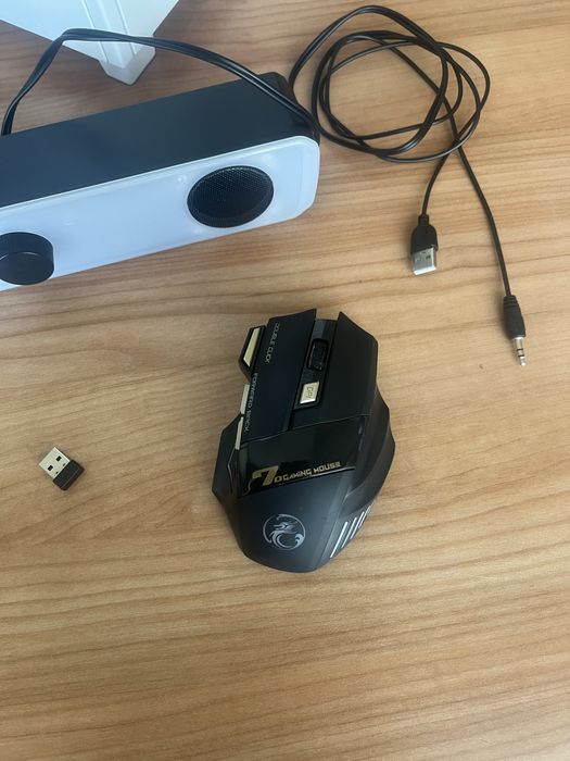 Rato sem fio e coluna RGB com lads