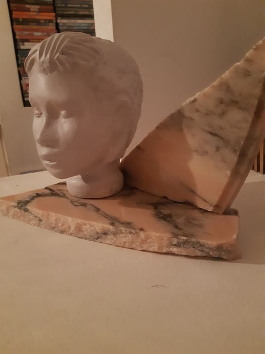 Estátua /escultura  original e única de autorcom base em mármore rosa