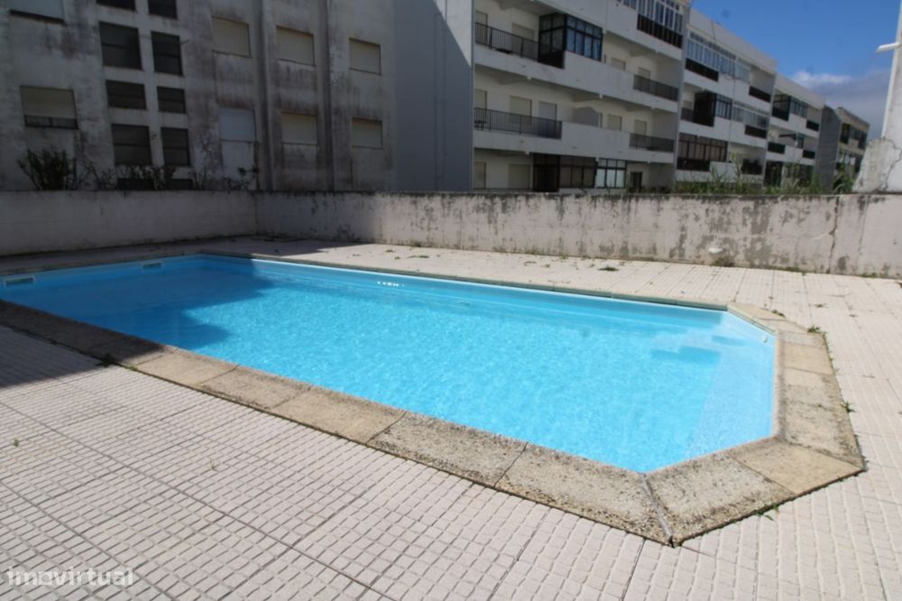Apartamento T2 com parqueamento e vista de mar.  A 3 minutos da pra...