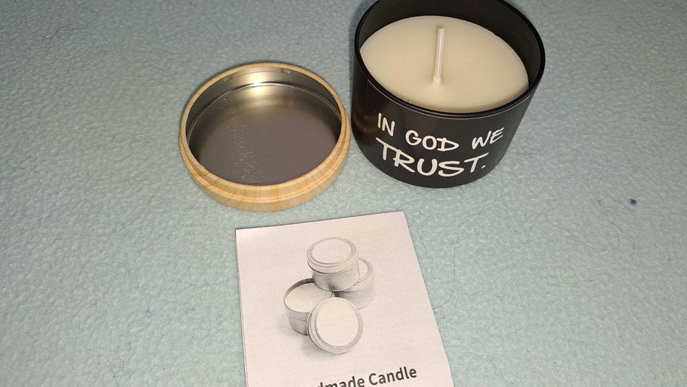 Vela feita à mão "In God We TrustT". Nova
