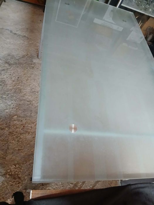Mesa de vidro e em ferro