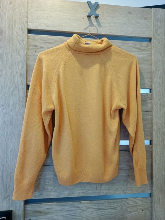 Sweter golf w kolorze musztardowym