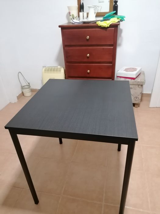 Mesa de madeira de cor preta Ikea