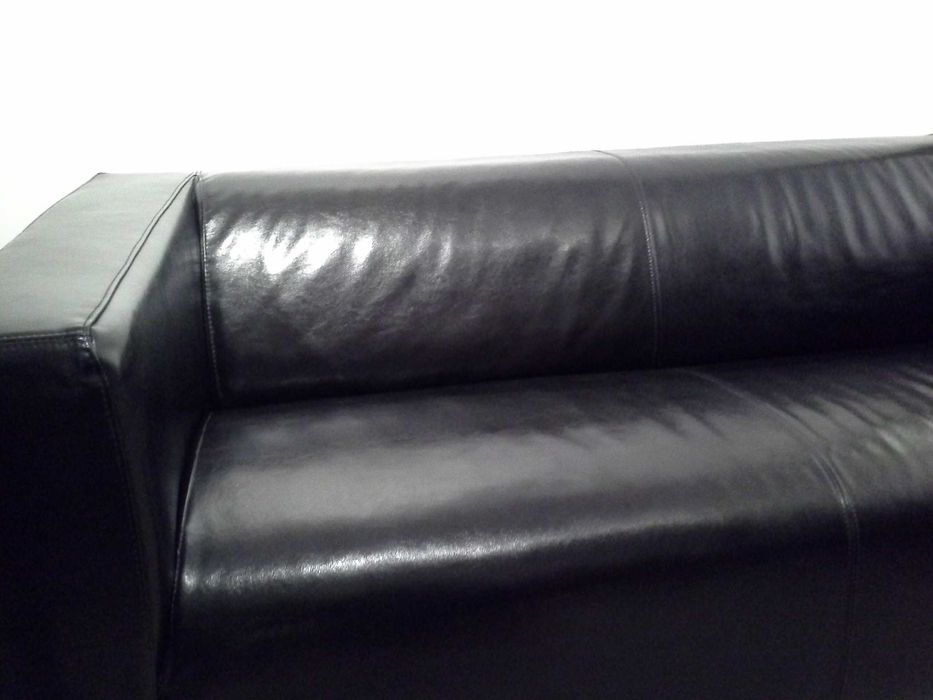 Sofá castanho em pele