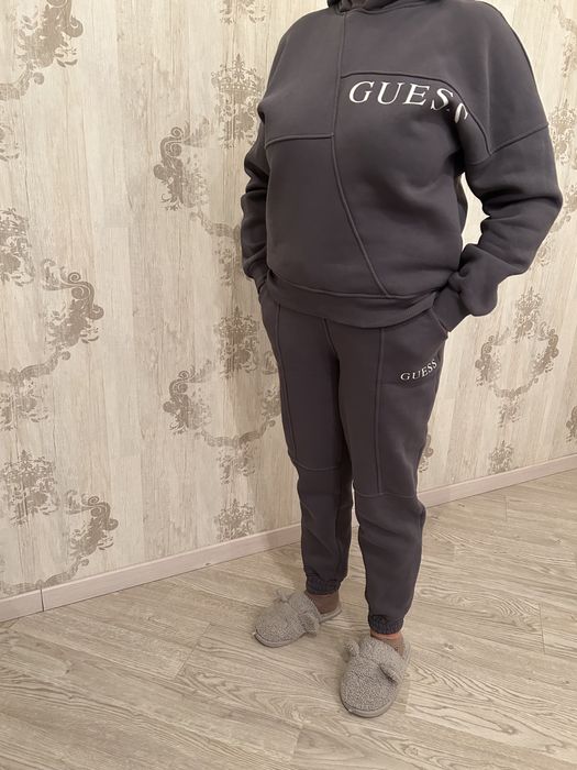 Продам костюм Guess