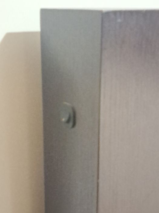 Cama de casal,  cor castanho escuro, com iluminação.