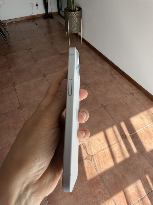 Iphone 15 - 128gb. Acompanha a caixa original + o cabo para carregar.