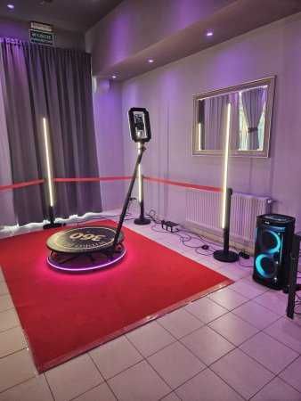 Fotobudka 360 -  Atrakcja na Urodziny Wesele Imprezę