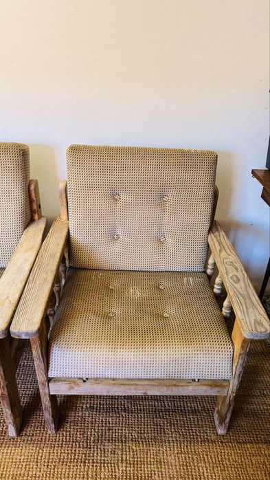 Par de Poltronas  em Madeira Maciça e Estofado