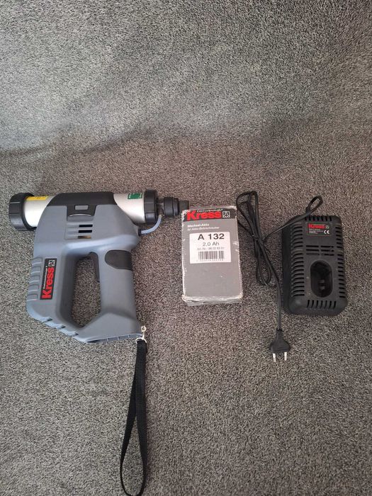 Akumulatorowy pistolet do mas i kleju