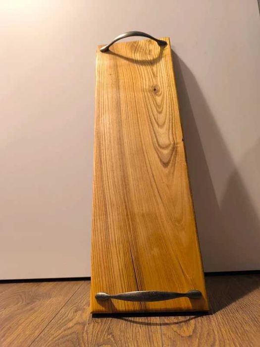 Drewniana deska do serwowania z metalowymi uchwytami – ręcznie robiona