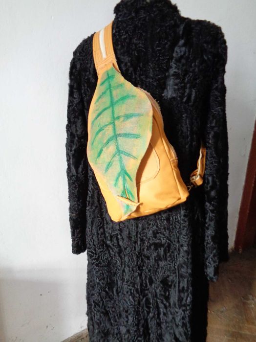 Artystyczny skórzany plecak z liściem.  Handmade