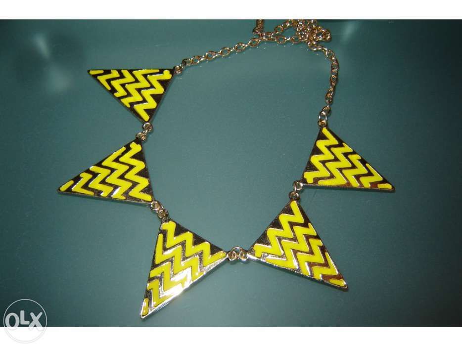 Colar dourado e amarelo