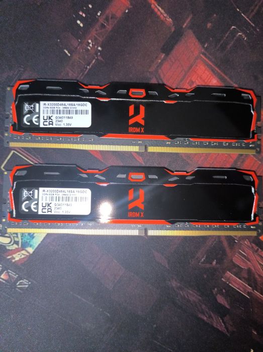 Материнська плата з процесором та оперативною пам'ятю