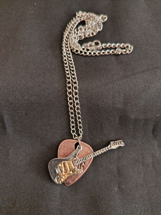 Colar com Pendente de Palheta e de Guitarra