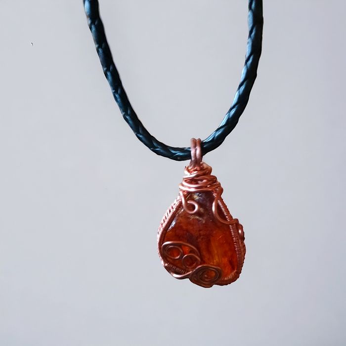 Duży wisior z surowego bursztynu i miedzi na rzemieniu