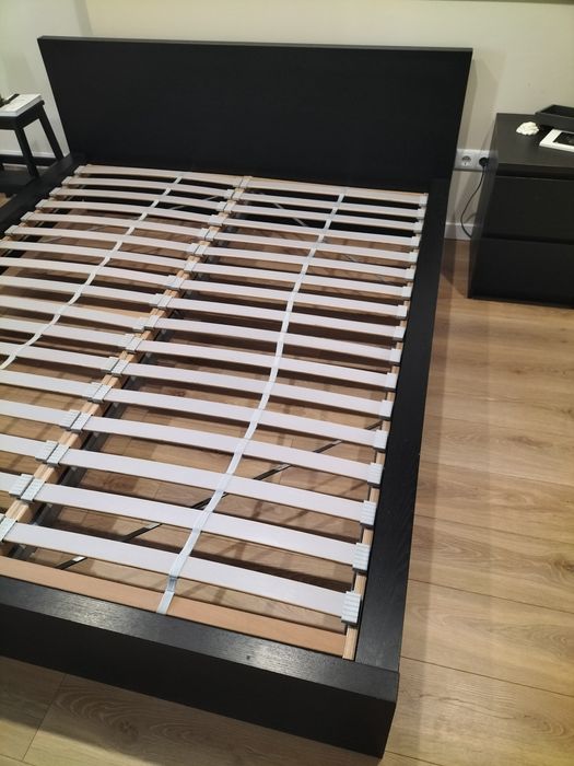 Cama de casal com estrado e mesa de cabeceira