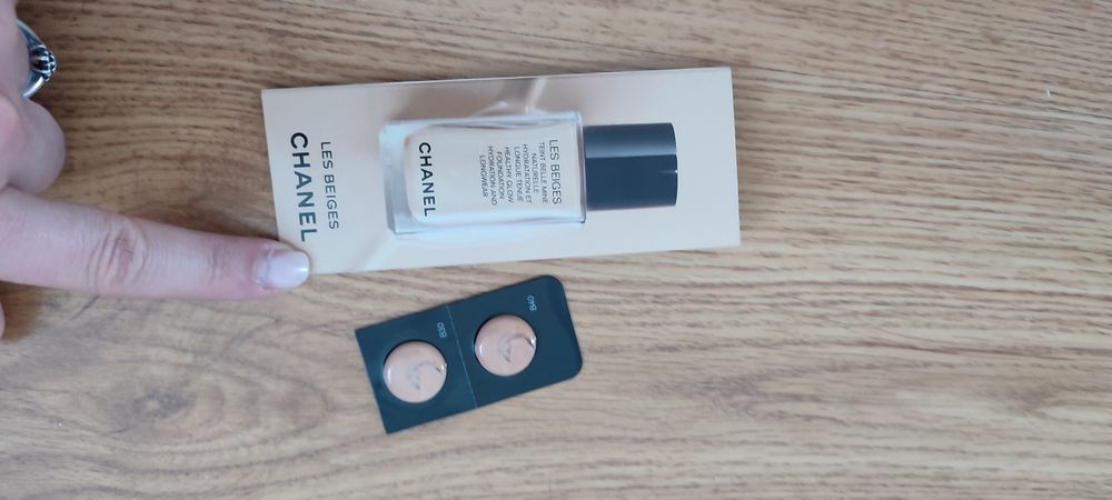 Kosmetyki, rzęsy, spinka, podkład