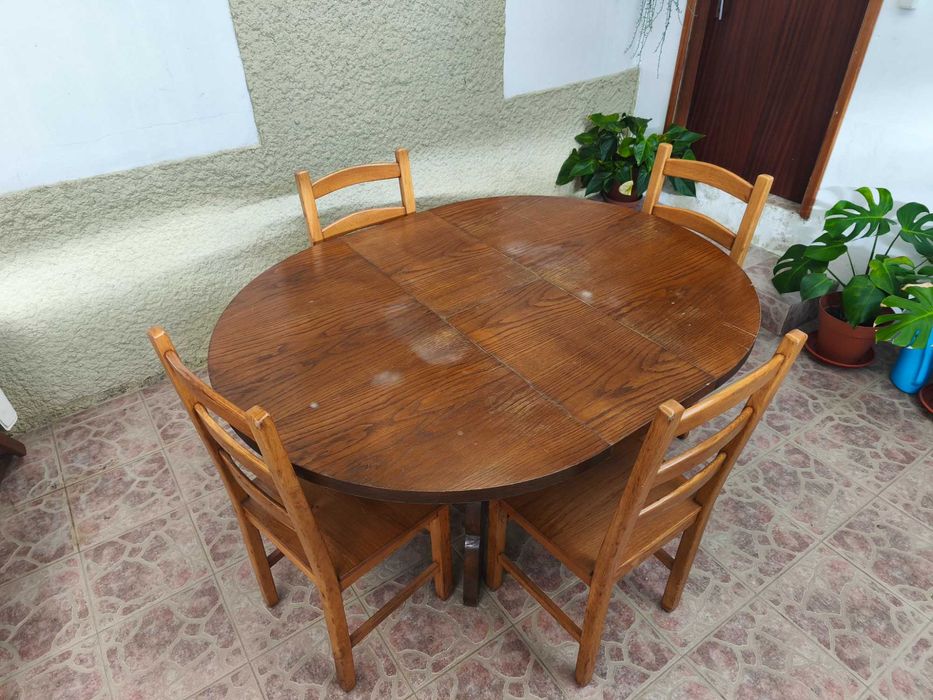 Mesa redonda em Carvalho Maciço com Cadeiras em carvalho