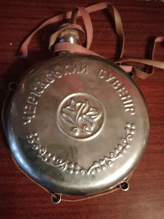 Статуетки, фляга,откритки