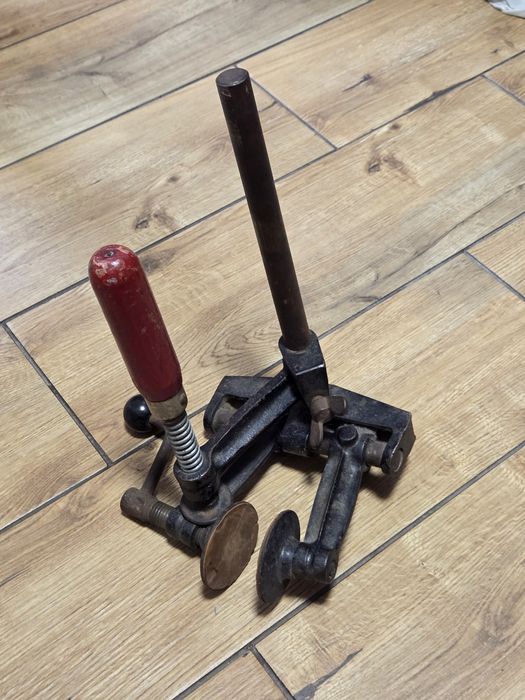 Масивна регульована струбцина (затискач) для складних робіт