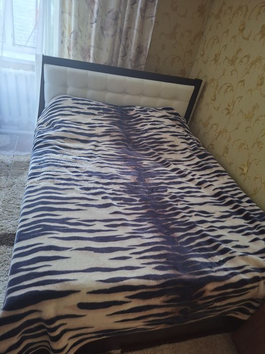 Ліжко дерев'яне з матрацом