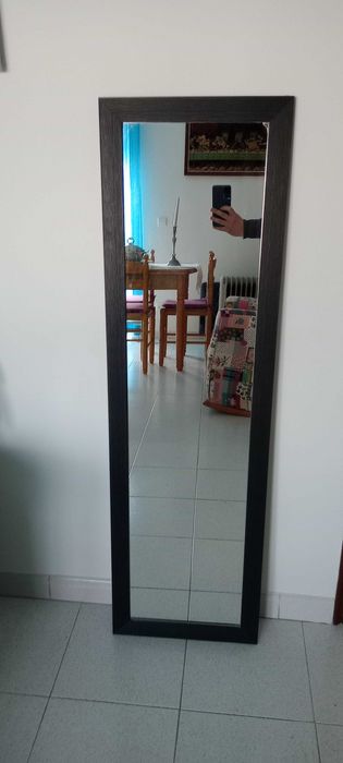 Espelho com moldura maciça