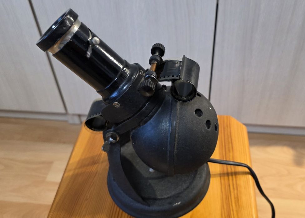 Zabytkowy rzutnik/projektor diaskop bajek z PRL