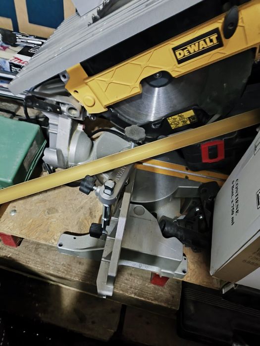 Торцювально-циркулярна пила Dewalt D27112