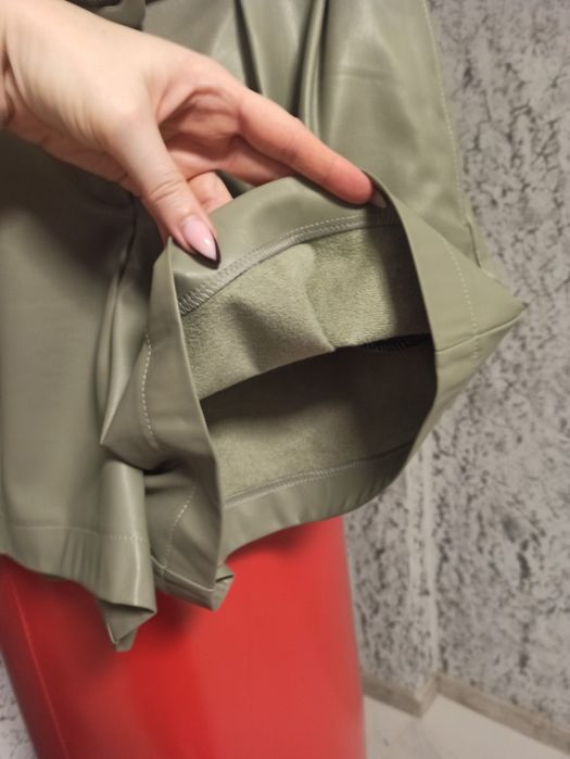 Шорти екошкіра оливка