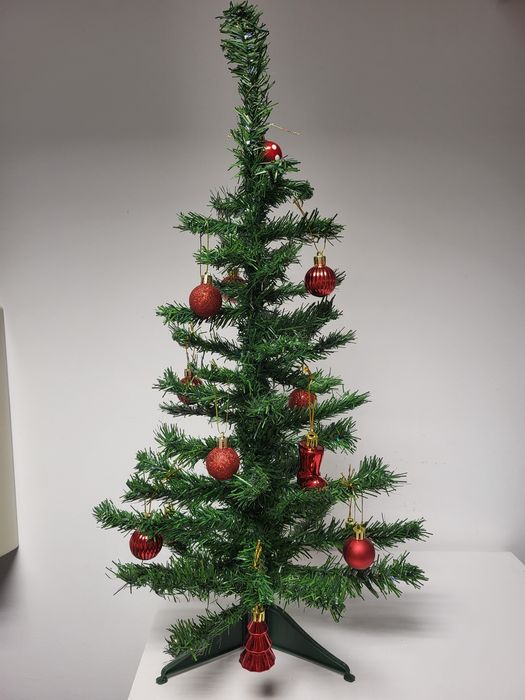 Mini Árvore de Natal com bolas.