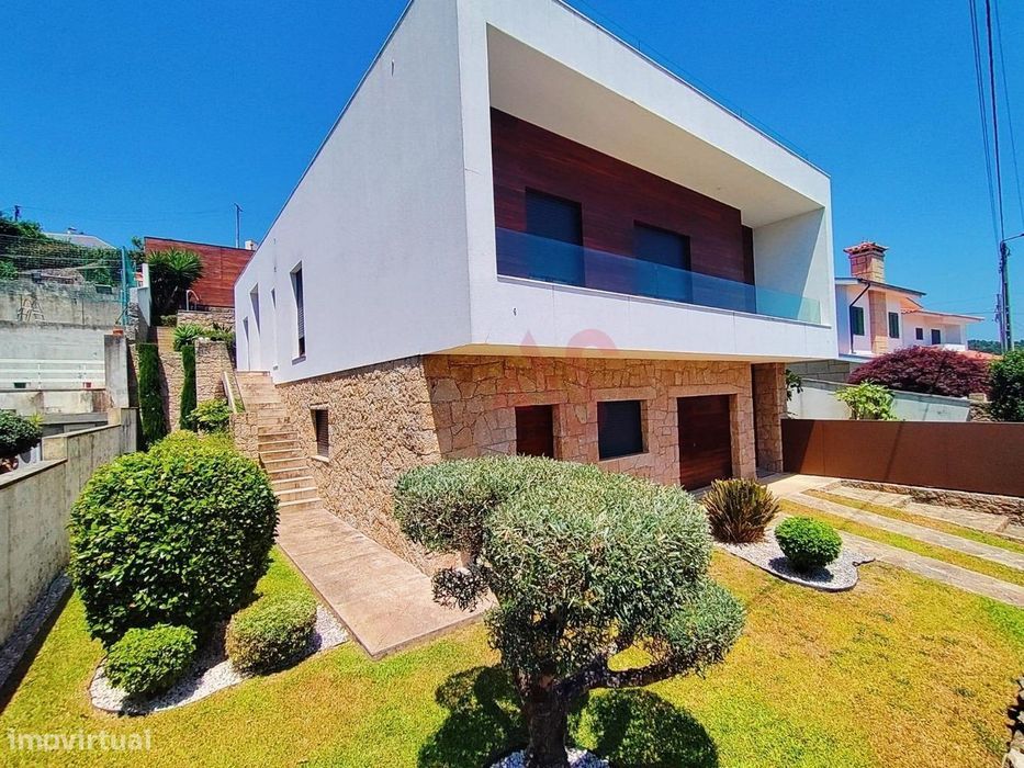 T5 Detached House in Lordelo, Guimarães with Swimming Pool, Sauna, Jacuzzi and Garage for 4 Cars