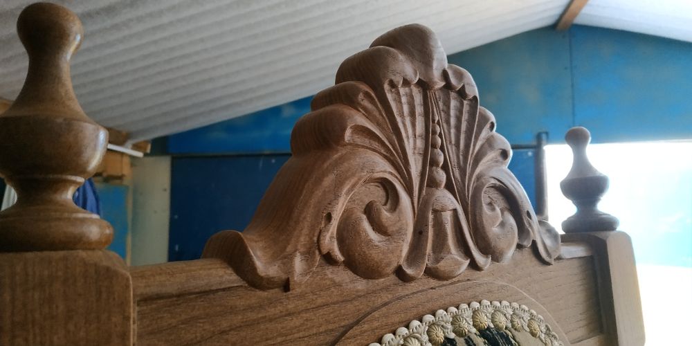 Стулья резные, есть 12 шт