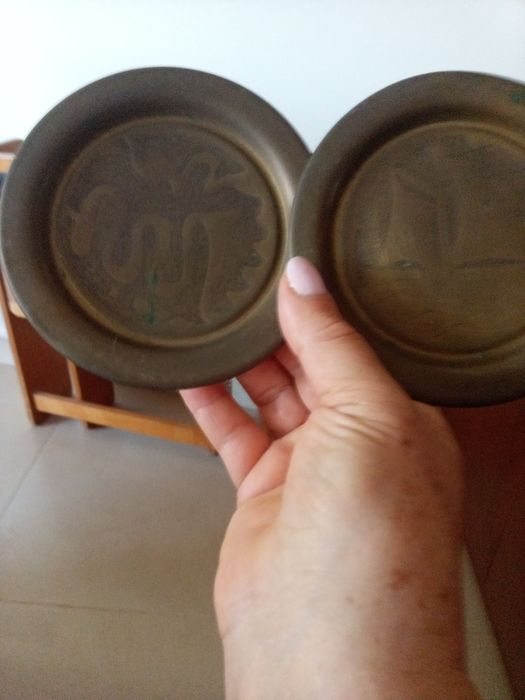 Dois pratos metálicos com diam. 15 cm