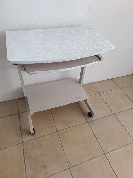 Secretária/ Mesa de apoio com rodas