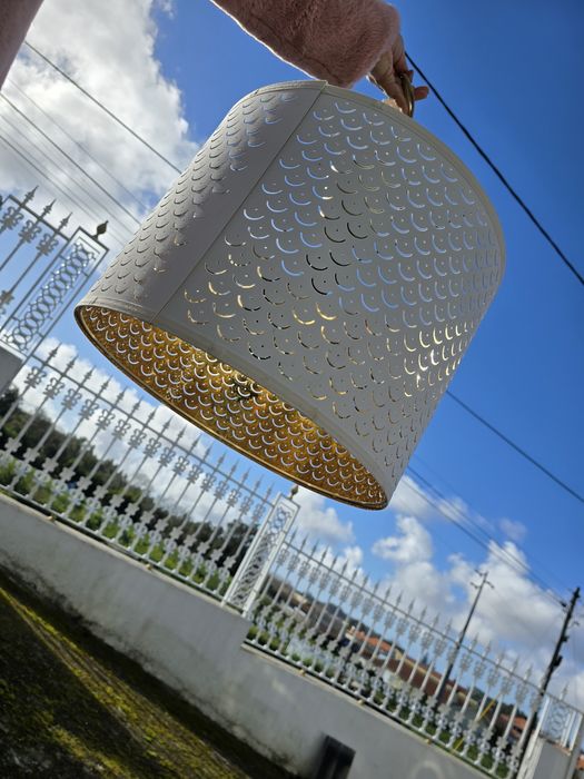 Candeeiro de teto dourado