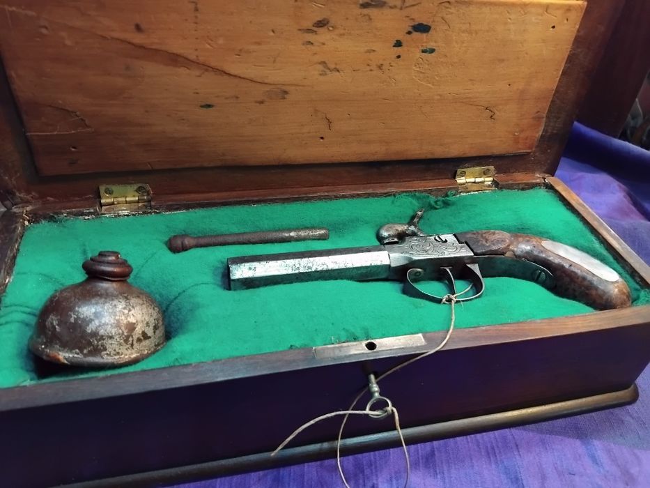 Estojo com pistola antiga de carregar pela boca