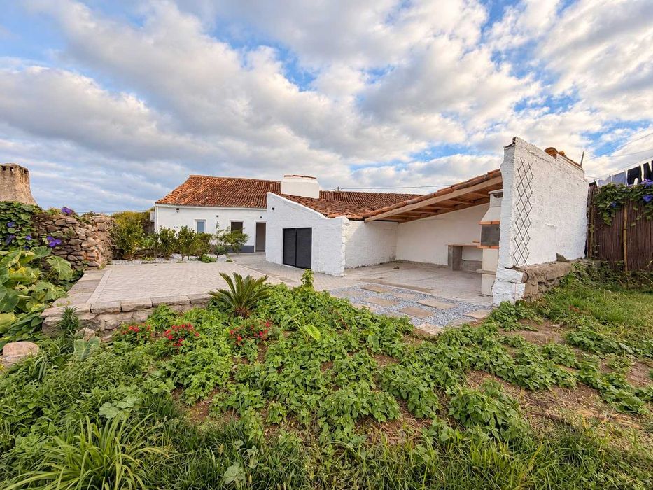 Moradia T2 + 1 (sótão) com vista mar e terreno 2.260 m² — Santana